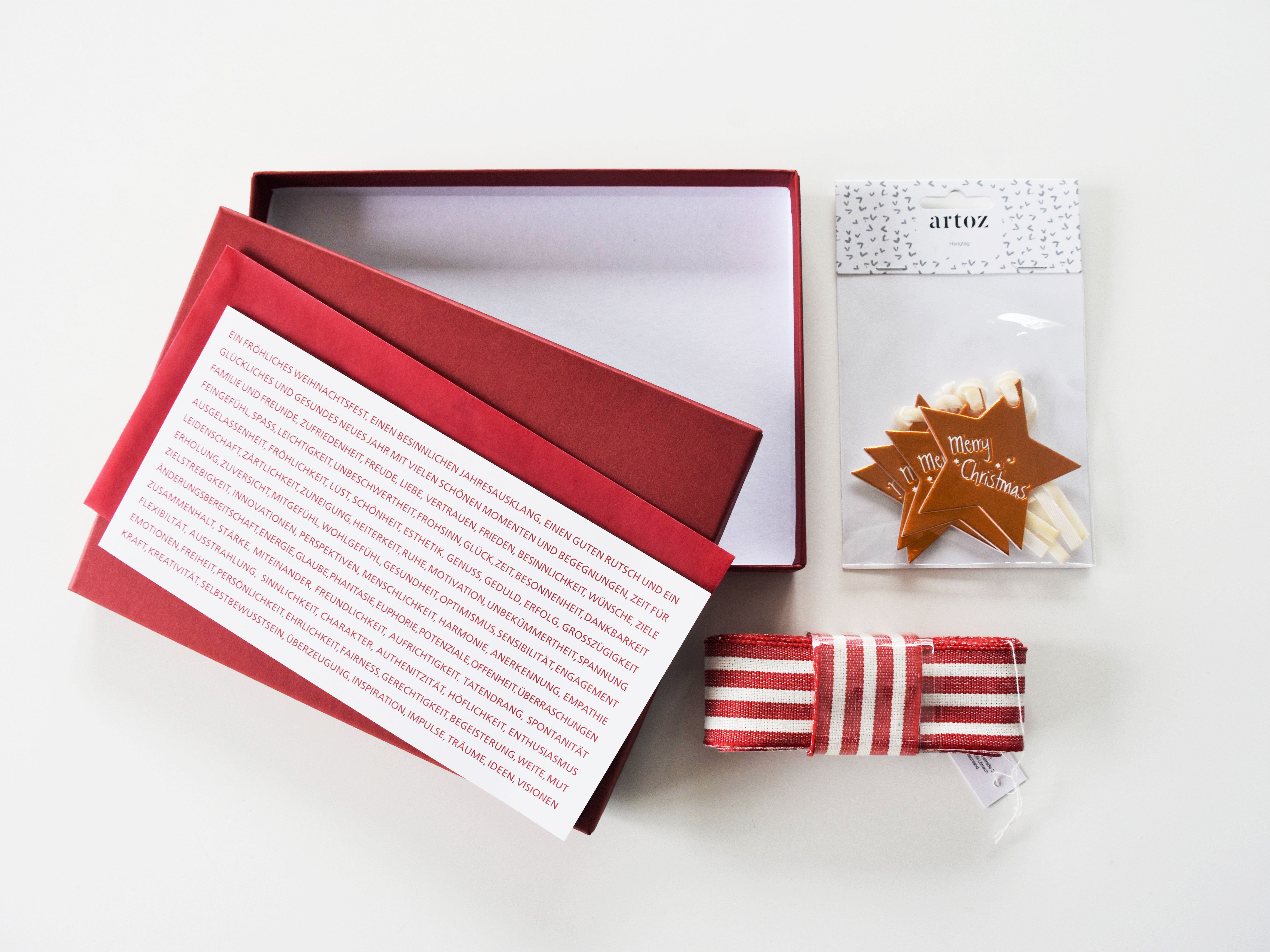 Pure-Box-rubin-mit-weisser-WEihnachtskarte_geschenkband-und-merry-christmas-Anh-ngern2
