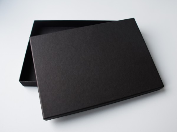 A5 IN SCHWARZ MATT: Stabile Schachtel mit Deckel als Geschenkbox/Fotobox - original artoz PURE Box