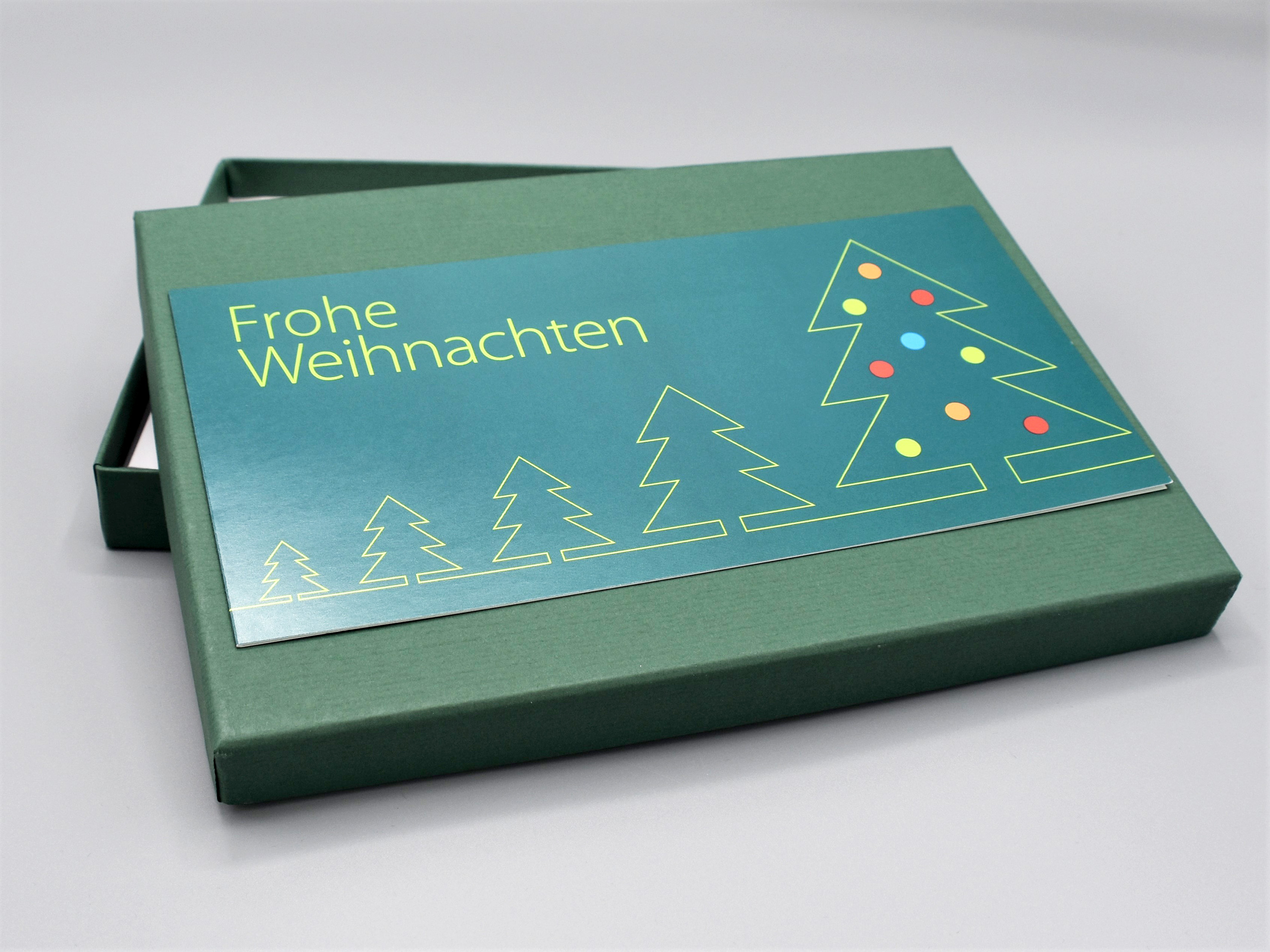 artoz-pure-box-din-A5_dunkelgr-n_racing-green_Weihnachtskarte_Frohe-Weihnachten_grusskarten-designKnqE6vKGUlxtT