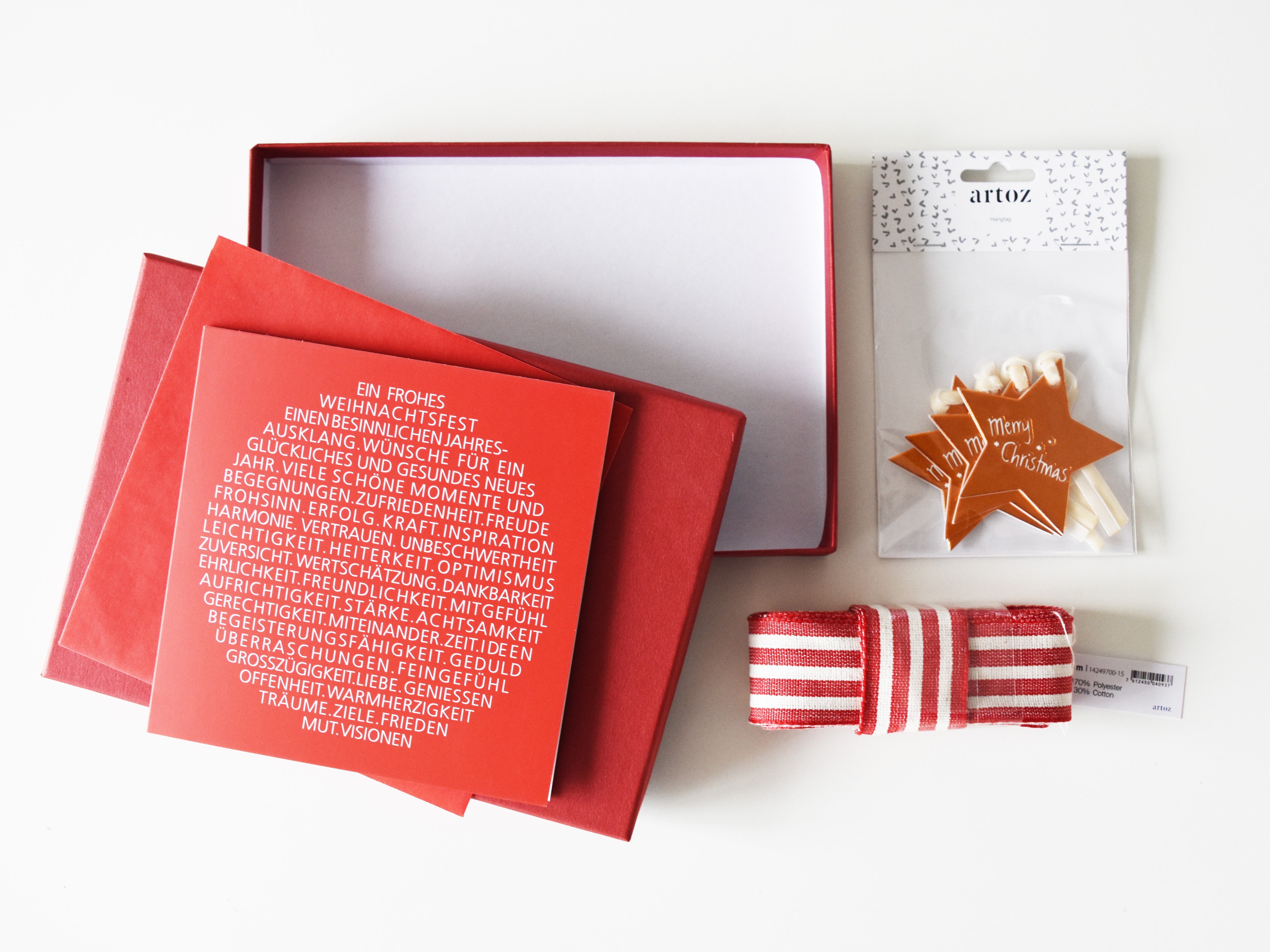 pure-box-rubin-weihnachtskarte-rot-weihnachtsbaumkugel-und-geschenkanh-nger-sterne-merry-christmas-und-geschenband-rot-weiss-gestreift-artoz
