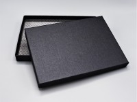 C5 IN BLACK GLOW: Stabile Schachtel mit Deckel als Geschenkbox o. Fotobox - original artoz PURE Box C5 IN BLACK GLOW: Stabile Schachtel mit Deckel als Geschenkbox o. Fotobox - original artoz PURE Box