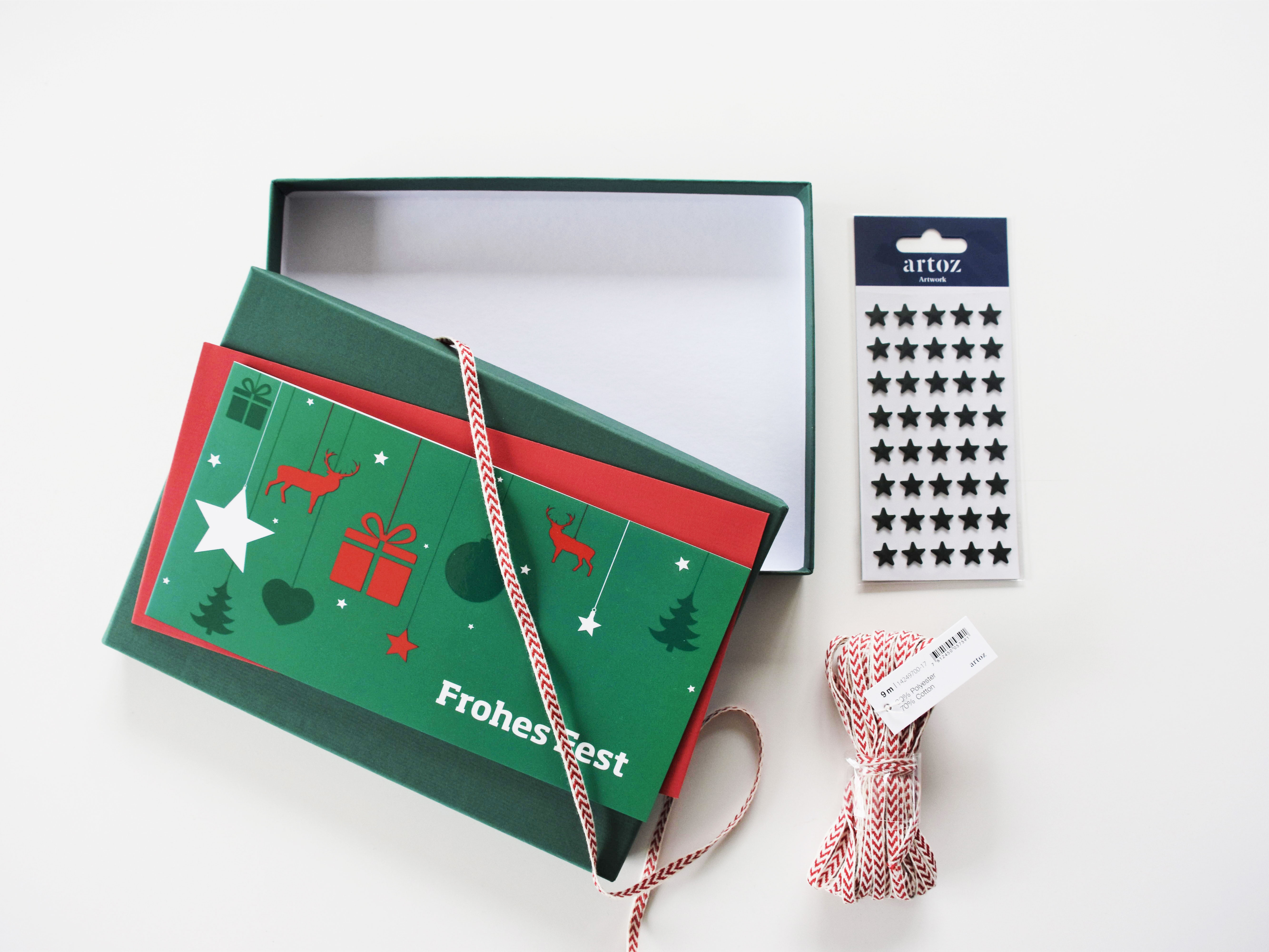 pure-box-tannengr-n-mit-weihnachtskarte-gr-n-rot-im-skandinavischen-stil-geschenkband-rot-weiss2