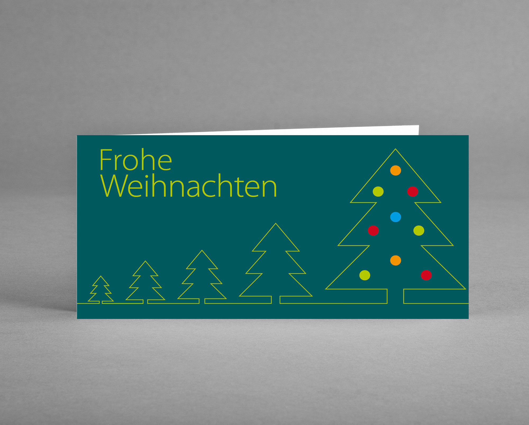 Weihnachtskarte_gr-ne-Weihnachtsb-ume-als-Silhouette-auf-tannengr-n_mit-buten-Kugeln_aussen_grusskarten-design973nS1nJtO2os