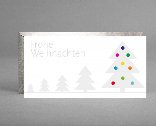 GLITZERNDE BÄUME IM SCHNEE: Weihnachtskarte Bäumen im Schnee und bunten Kugeln inkl. Kuvert