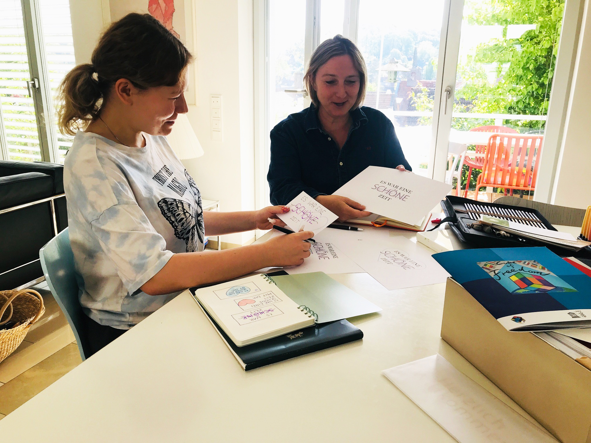 victoria-und-franziska-bei-der-besprechung