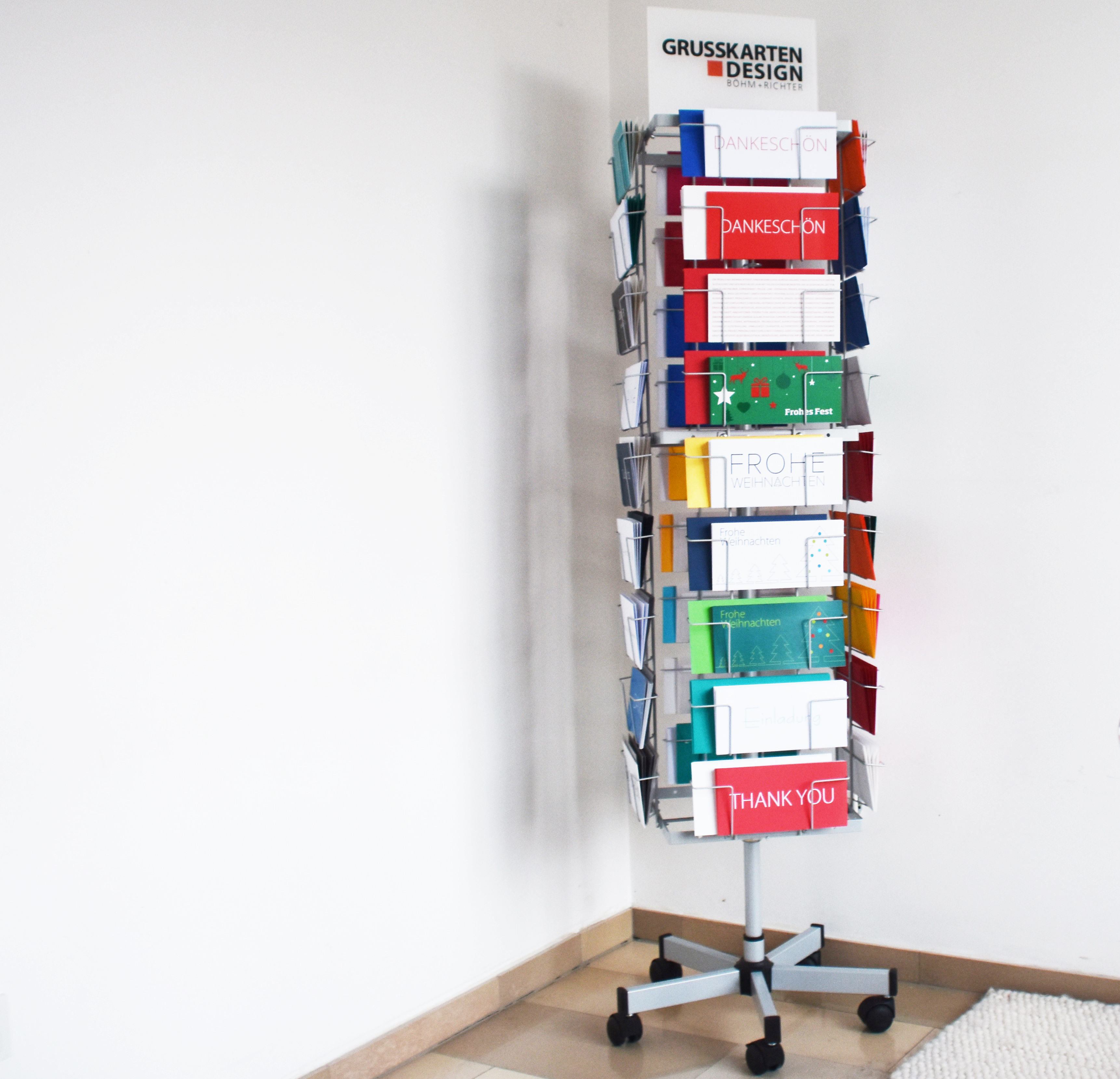 5-Kartenst-nder-Drehst-nder-und-Wandsystem_grusskarten-design_DIN-lang-quer6x6cIQOyiPhAx