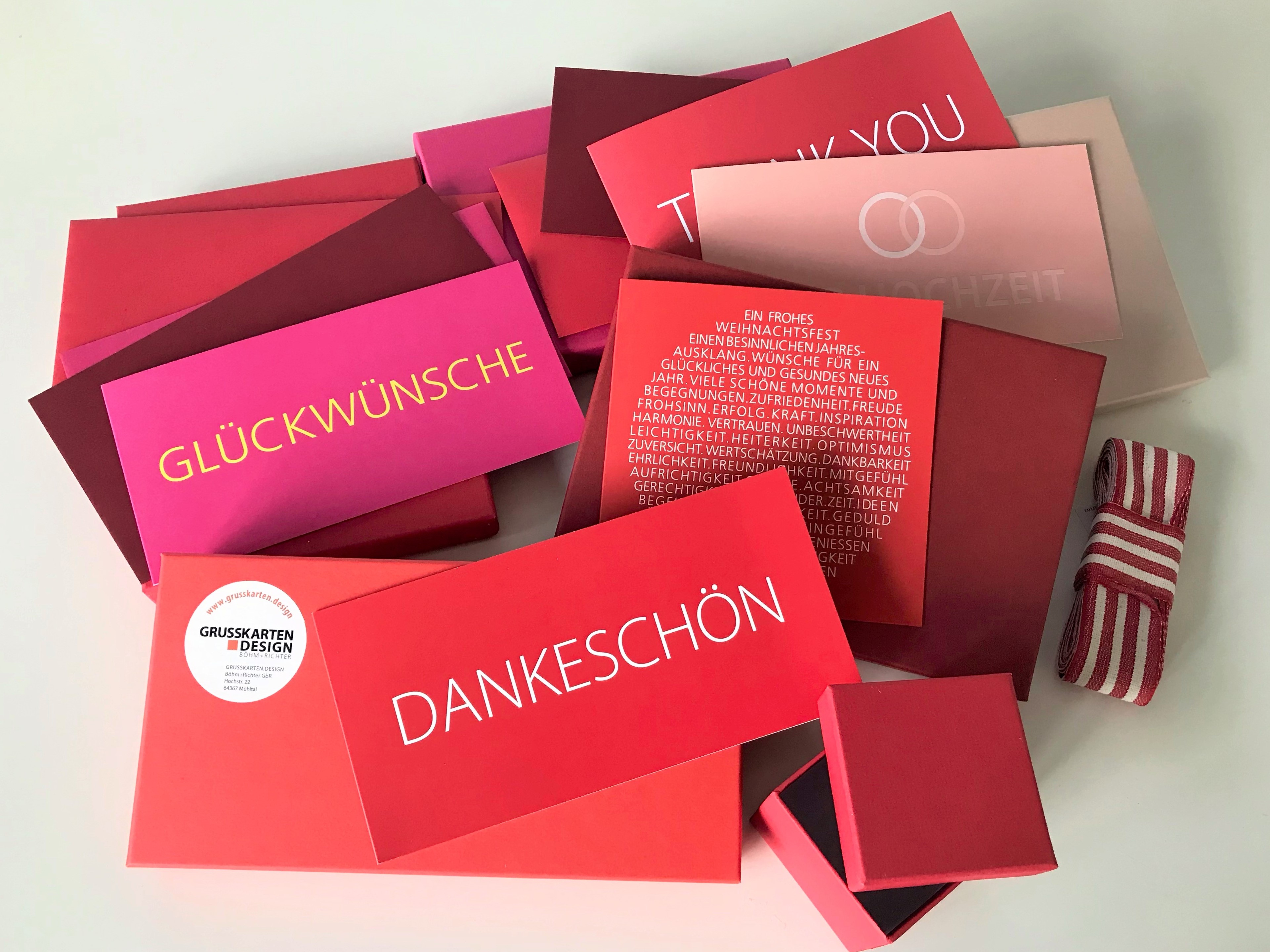 Trendfarben-herbst-winter-2021-2022_pantone_grusskarten-rot-weinrot-pink-rose